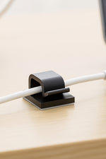 50 clips adhésifs pour câbles — Organisation élégante et sans effort