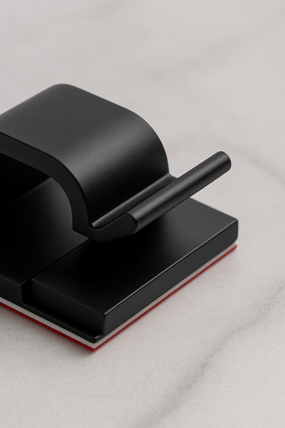 50 clips adhésifs pour câbles — Organisation élégante et sans effort